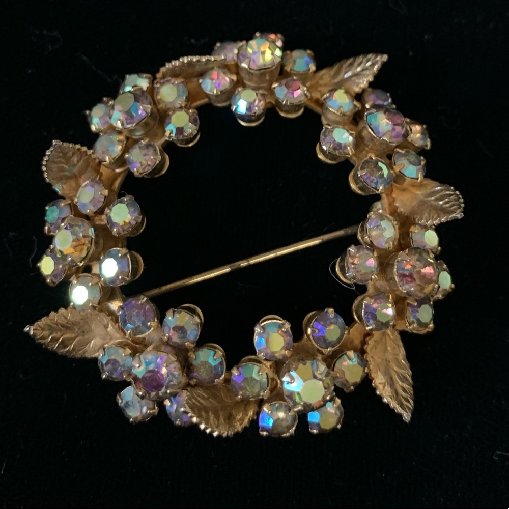 2 pieces of vintage brooches